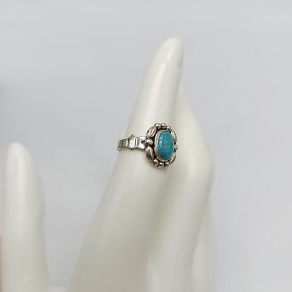 Vintage Southwest Sterling Silver Turquoise Oval Ring With Floral Design Size 5 - Picture 2 of 5